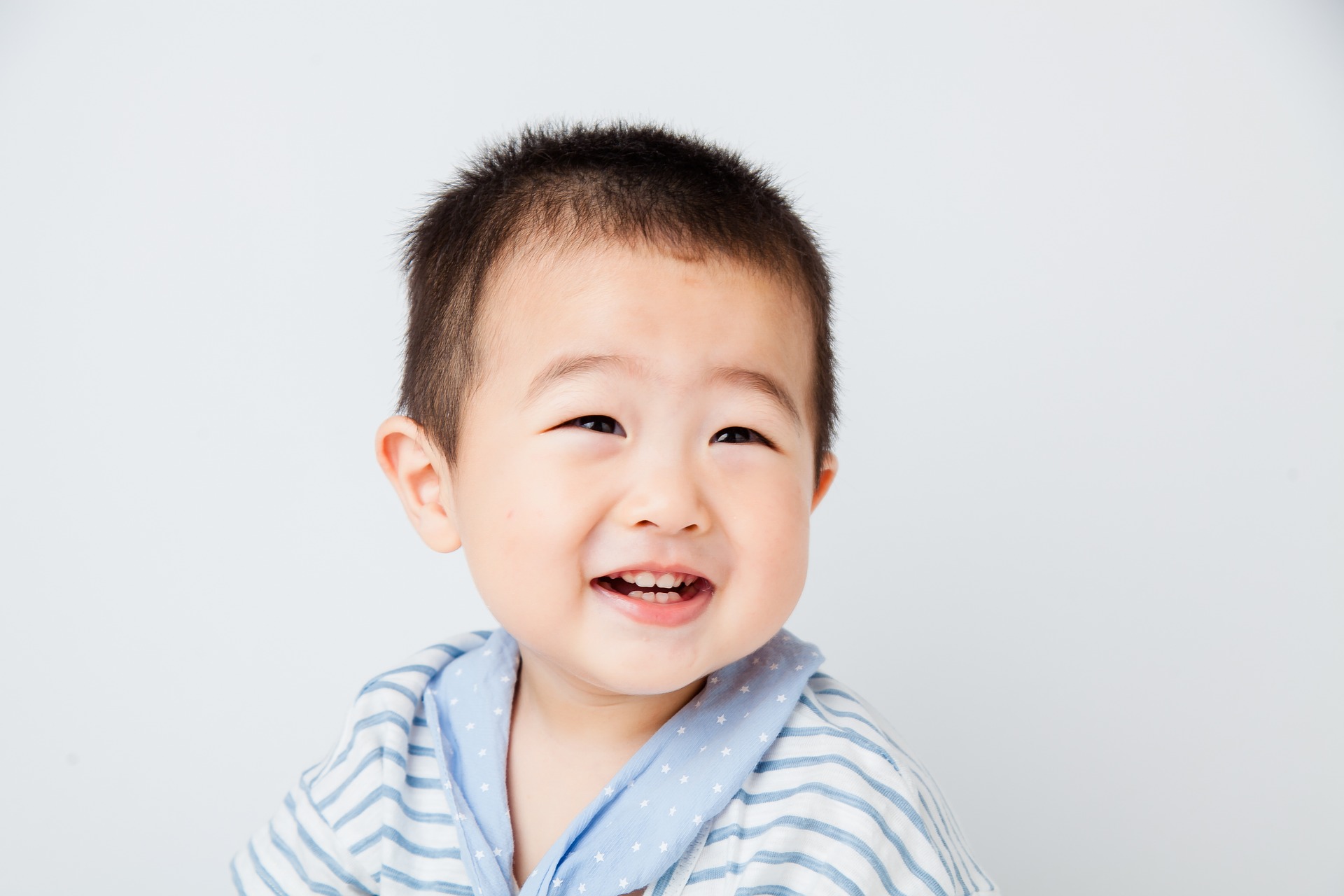 Smile boy. Портрет улыбающегося мальчика. Фото ребенка со смайликом. Маленькая рожица ребенка. Смайлик маленький мальчик.